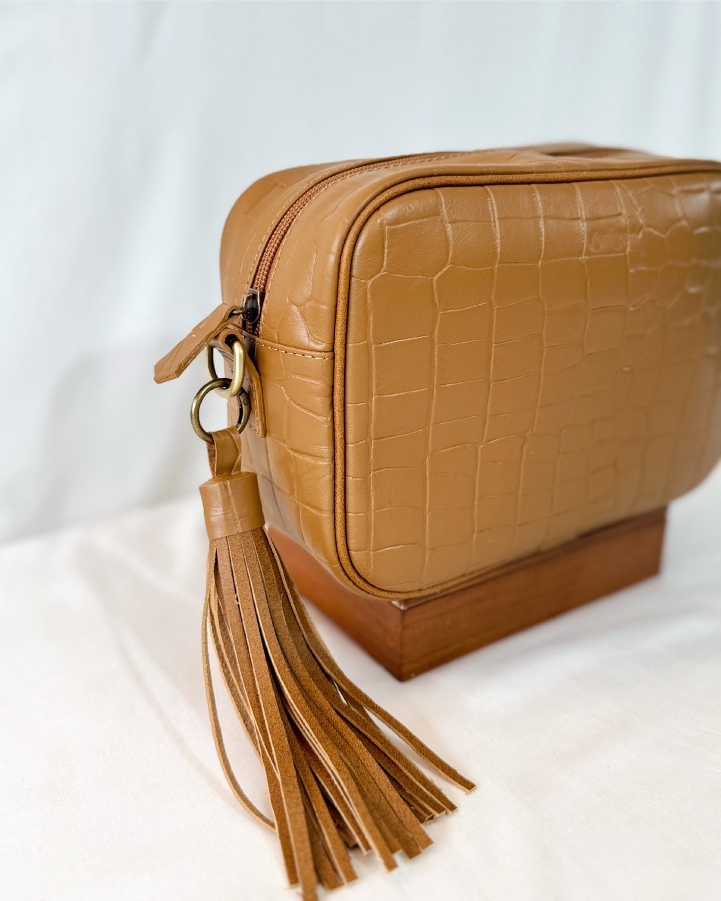 Bandolera Aura - Ocre con textura reptil